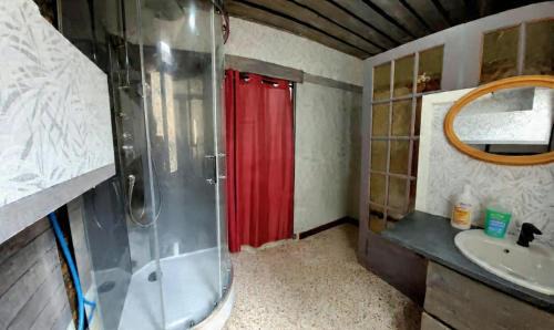 Montfrin Apartment | Gite de la tour, au premier étage, proche Nîmes ,Avignon, Arles