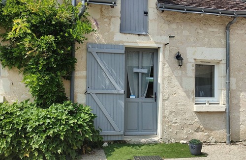 Noyant-de-Touraine Apartment | Gite des Amoureux-Apartment-Romantic-Ensuite with Shower-Garden view