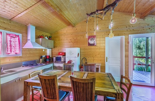 Saint-Prix House | Gite des fleurs - Compagnon Rouge