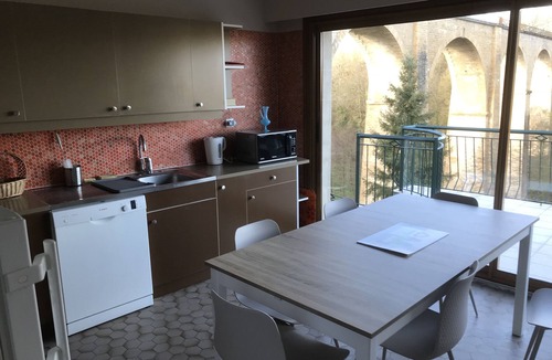 Semur-en-Auxois House | Gite du viaduc, 3-star tourist accommodation, panoramic view.