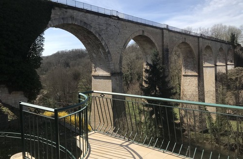 Semur-en-Auxois House | Gite du viaduc, 3-star tourist accommodation, panoramic view.