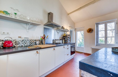Rouet House | Gîte "En Famille" with Mountain View, Shared Pool and Wi-Fi