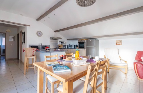 Greoux-les-Bains House | Gîte 'Fleur De Thym' with Shared Pool, Communal Terrace and Air Conditioning