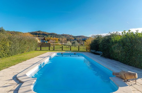 Greoux-les-Bains House | Gîte 'Fleur De Thym' with Shared Pool, Communal Terrace and Air Conditioning