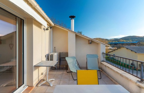 Greoux-les-Bains House | Gîte 'Fleur De Thym' with Shared Pool, Communal Terrace and Air Conditioning