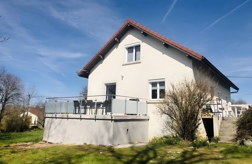 Saffloz House | Gîte "Fleur de Miel" – Renovated House in the Heart of the Lakes Region