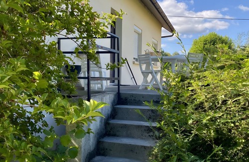 Saffloz House | Gîte "Fleur de Miel" – Renovated House in the Heart of the Lakes Region