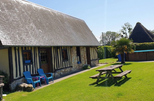 Fatouville-Grestain Cottage | Gite for 2 to 3 people near Honfleur with swimming pool
