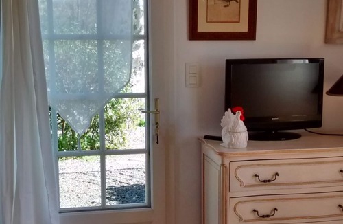 Osses Apartment | Gîte for 2 people; on one level; with shared swimming pool;