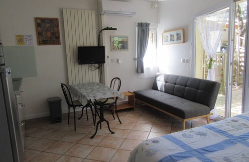 Galargues Cottage | Gite for 2 under the oak trees, bike hire and swimming pool