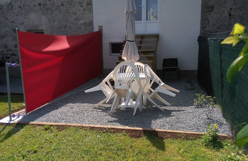 Bord-Saint-Georges Apartment | Gite for 2 with garden