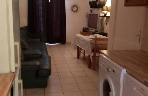 Laurens Apartment | Gite for 4 people in Languedoc with shady garden and swimming pool
