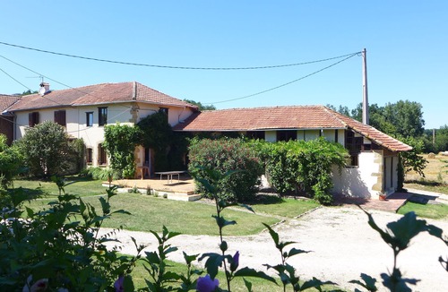 Bezues-Bajon Cottage | Gite for 5-8 people, swimming pool, absolute calm, panorama on the Pyrenees.