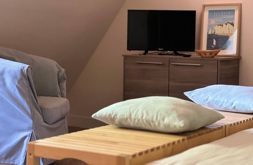 Saint-Gatien-des-Bois Apartment | Gite for 2 people with access to 2000M2 garden, deckchairs, garden furniture