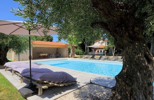 Saint-Genis Cottage | Gîte-Massane-Apartment-Ensuite with Bath-Courtyard view