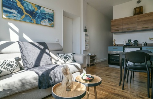Le Pin Apartment | Gîte Les Tilleuls with Garden and Private Jacuzzi