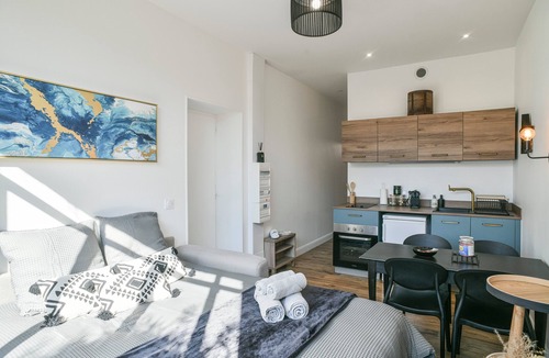 Le Pin Apartment | Gîte Les Tilleuls with Garden and Private Jacuzzi
