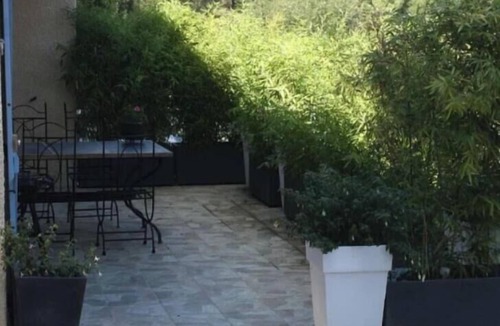 Laree House | Gîte 'Gite Iago' with Private Terrace, Shared Garden and Wi-Fi