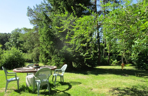 Cere-la-Ronde Cottage | Gite in a quiet wooded setting