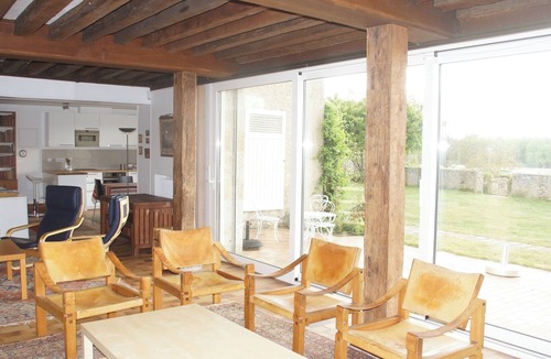 Orleans Metropole House | Gite in family home, on the banks of the Loire, garden, south-facing.