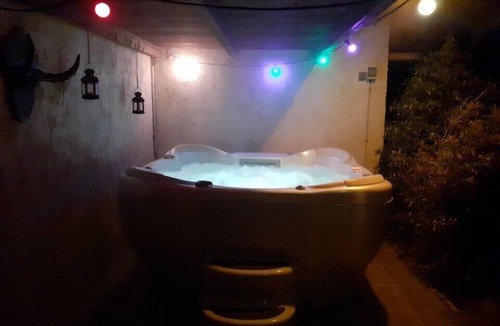 Bellegarde Apartment | Gite jacuzzi swimming pool Camargue freewifi