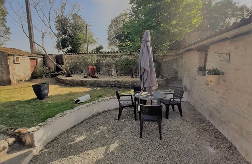 Saint Martin de Juillers House | GITE LE PETIT BONHEUR