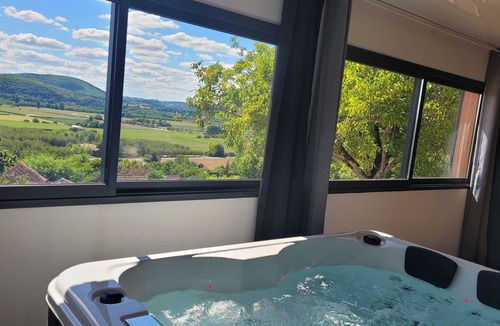 Bezenac Ski Chalet | Gîte l'Hirondelle with private Spa