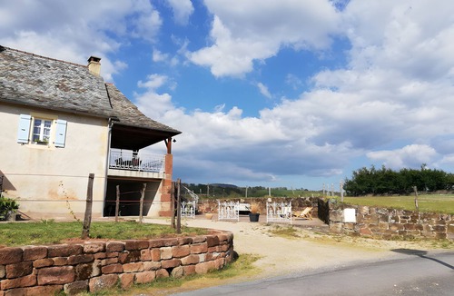 Nauviale House | Gîte L'Oustal – Domaine Les Planes with Shared Pool, Private Terrace, and Wi-Fi