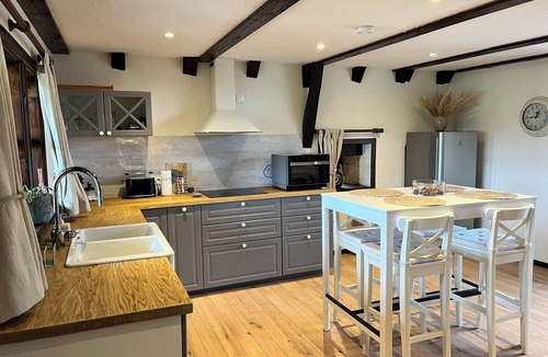 Fons House | Gîte La Borie, FonsnRenovated barn (18th cty) nwith view on alpacas & meadows
