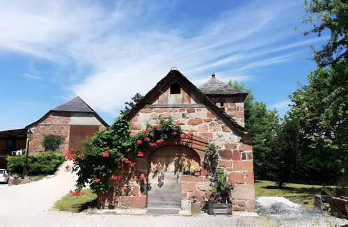 Nauviale House | Gîte La Crouzette – Domaine Les Pla with Shared Pool, Private Terrace and Wi-Fi