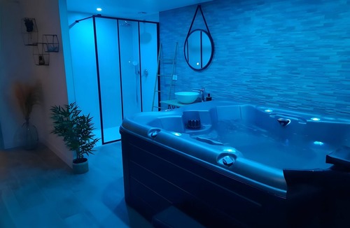 Sublaines House | Gite "La Folie Romantique, with Private Spa, Terrace, Wi-Fi, and Air Conditioning