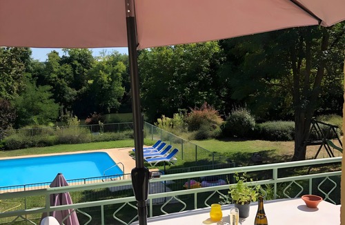 Le Ledat Apartment | Gite La Garonne with Shared Pool, Communal Garden, and Wi-Fi