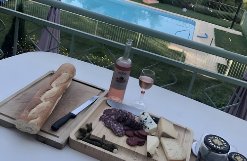 Le Ledat Apartment | Gite La Garonne with Shared Pool, Communal Garden, and Wi-Fi