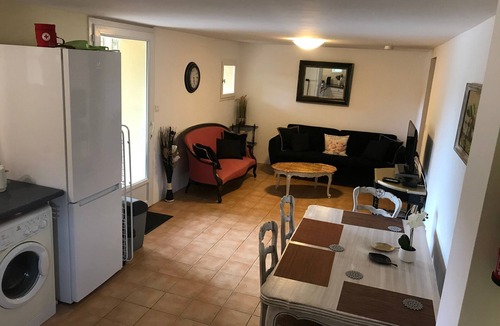 Le Ledat Apartment | Gite La Lède with Shared Pool, Communal Terrace and Wi-Fi