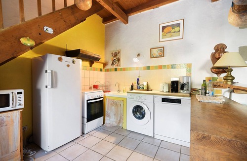 Saint-Martin-le-Vieil Cottage | Gîte “La Maison d'Albert” with Private Terrace, Shared Garden, and Wi-Fi