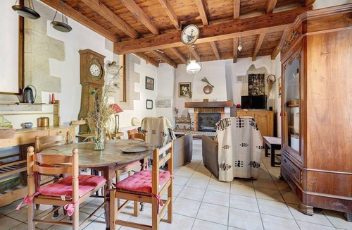 Saint-Martin-le-Vieil Cottage | Gîte “La Maison d'Albert” with Private Terrace, Shared Garden, and Wi-Fi
