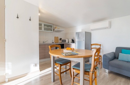 Greoux-les-Bains House | Gîte "La Miellerie" with Shared Pool, Private Terrace, and Air Conditioning