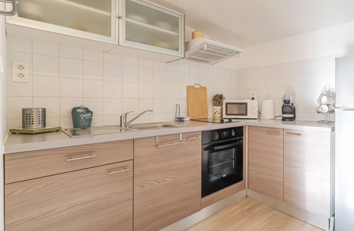 Greoux-les-Bains House | Gîte "La Miellerie" with Shared Pool, Private Terrace, and Air Conditioning