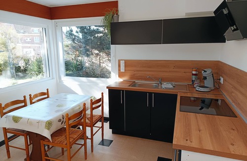 Petit-Fort-Philippe House | Gîte labellisé chez "Mamoune" is located right next to the beach by the footpath
