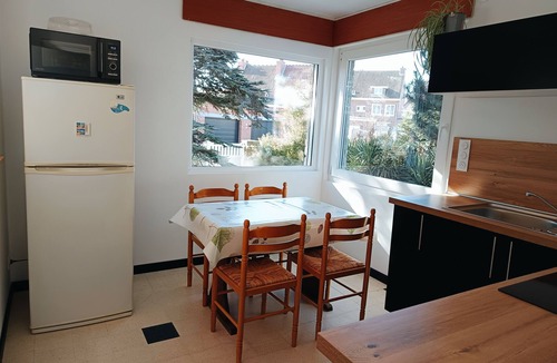 Petit-Fort-Philippe House | Gîte labellisé chez "Mamoune" is located right next to the beach by the footpath