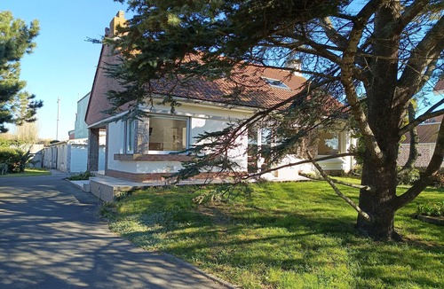 Petit-Fort-Philippe House | Gîte labellisé chez "Mamoune" is located right next to the beach by the footpath