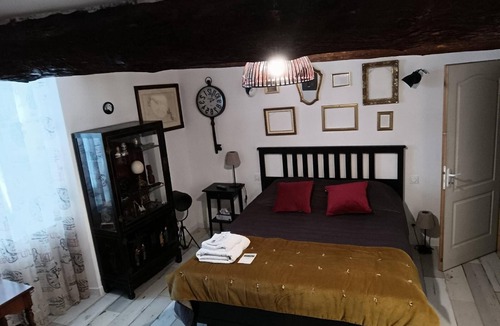 Serignan-du-Comtat House | Gîte le 1852 on the ground floor of the house