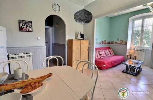 Chauzon Cottage | Gîte “Le Barquetier” with Shared Pool, Wi-Fi, and Air Conditioning