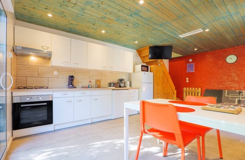 Les Vans Cottage | Gîte Le Chêne with Mountain View, Wi-Fi, and Air Conditioning