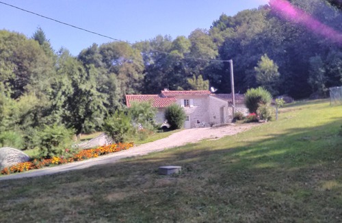 Saint-Salvy-de-la-Balme Villa | Gîte le Coumis with large park 6 persons animals accepted