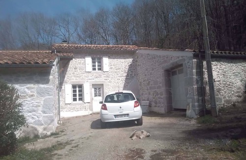Saint-Salvy-de-la-Balme House | Gîte le Coumis sleeps 6, kitchen, parking and garden.