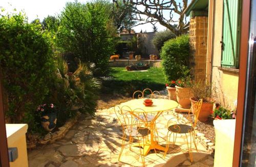 Saint-Saturnin-les-Avignon House | Gite le Mas de l'Amandier