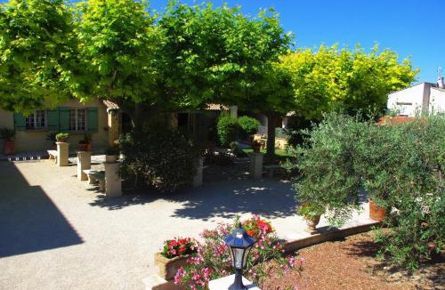 Saint-Saturnin-les-Avignon House | Gite le Mas de l'Amandier