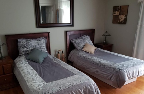 Mauricie Bed & Breakfast | Gîte le Grandelinois - La Maria - Room with two single beds