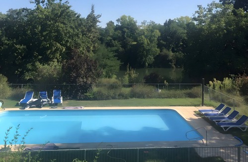 Le Ledat Apartment | Gite Le Lot with Shared Pool, Communal Terrace and Wi-Fi